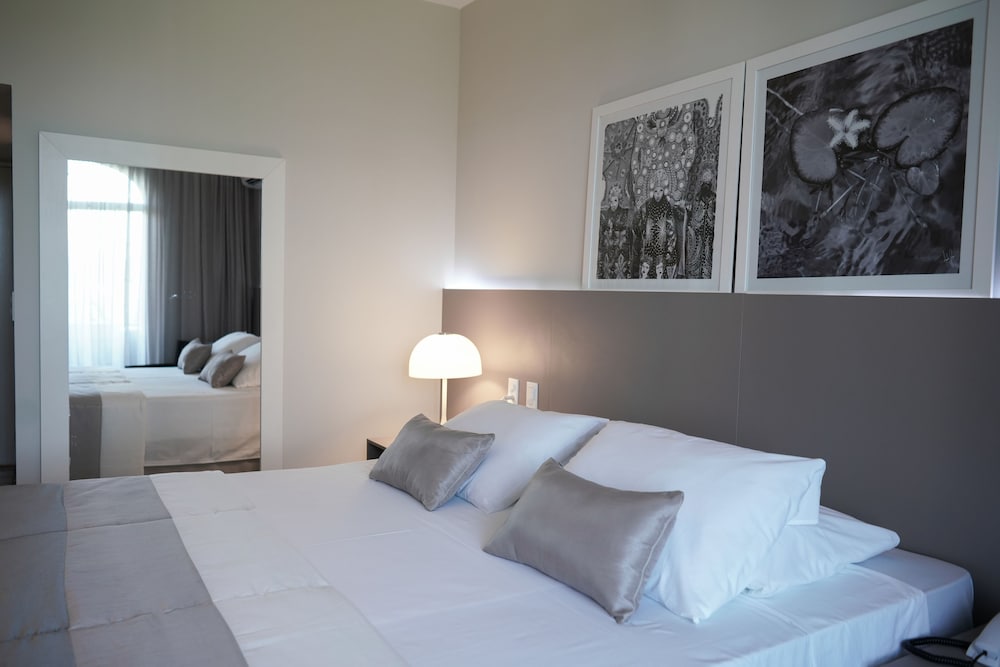 Deluxe Room, 1 Queen Bed photo 2