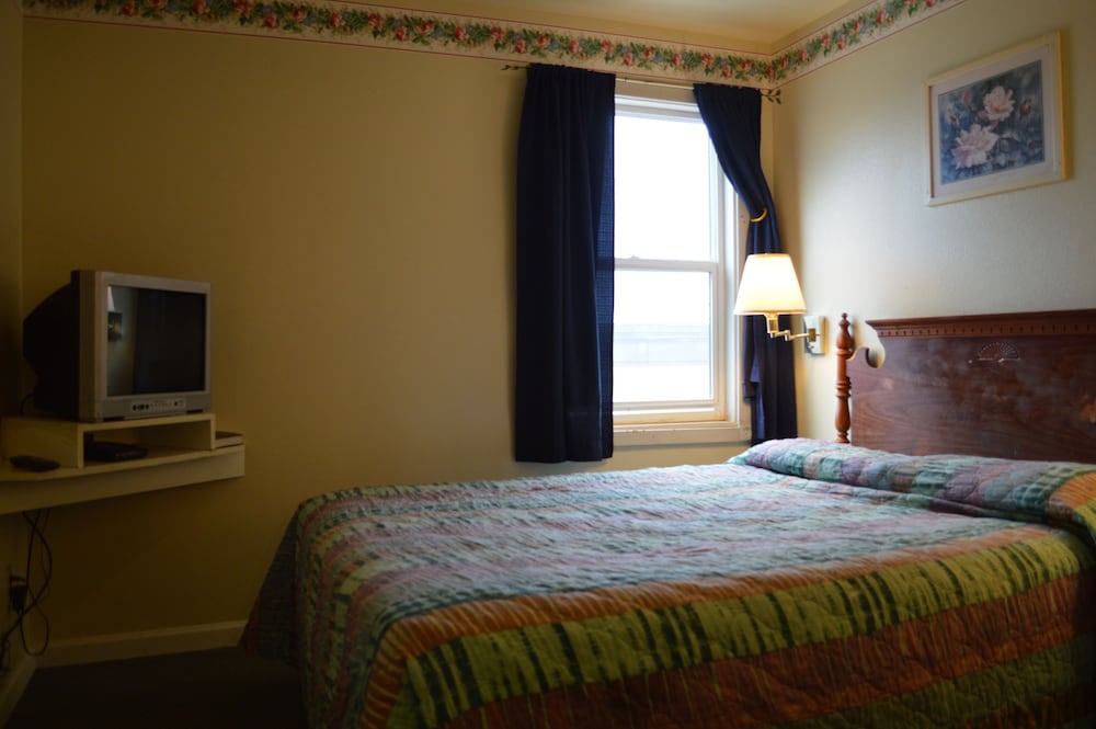 Room, 1 Queen Bed, Shared Bathroom photo 1