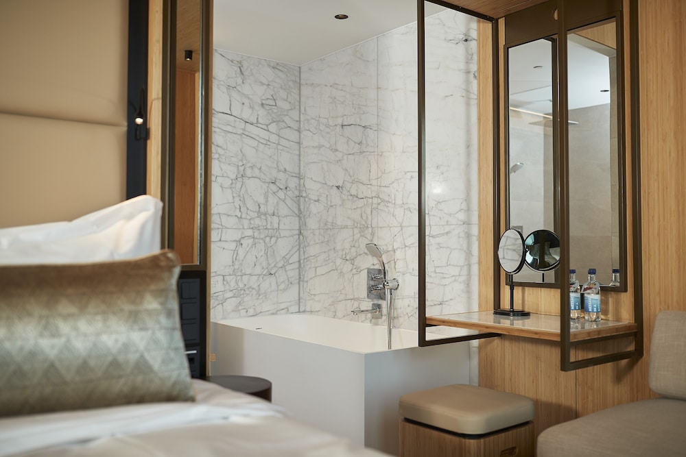 Junior Suite with Bath - Photo 2