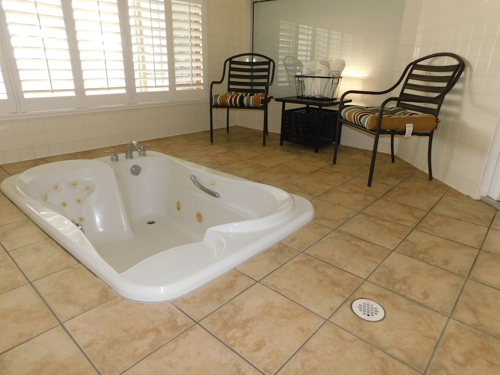 Premium Suite, 1 King Bed, Jetted Tub, Annex Building photo 3