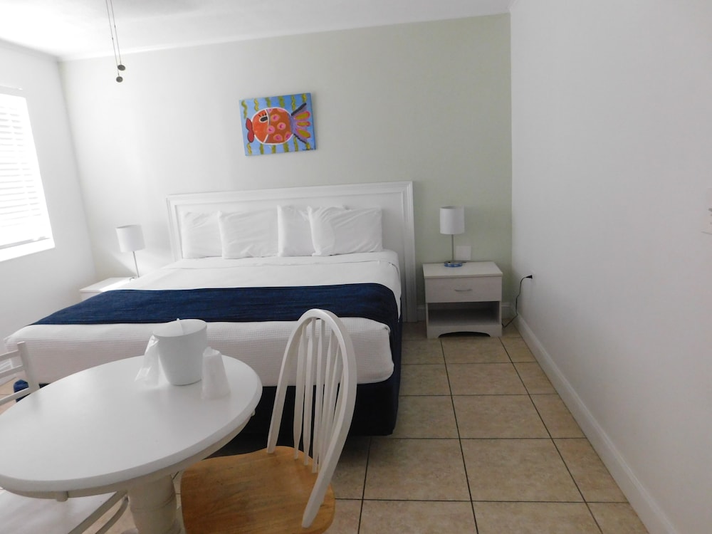 Premium Room, 1 King Bed, Lanai, Lagoon View (Kitchenette) photo 3