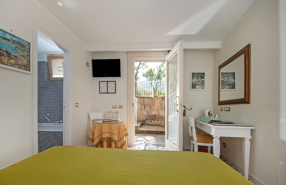 Standard Double or Twin Room, Poolside - Photo 4