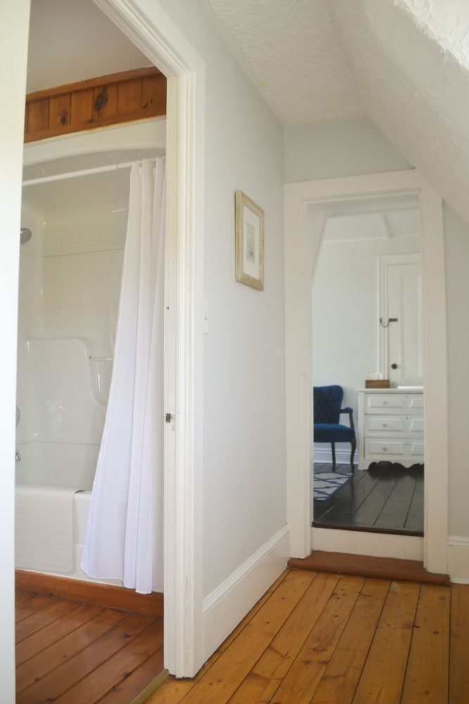 Comfort Room, 1 Queen Bed, Ensuite, Partial Sea View photo 2