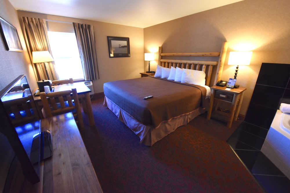 Basic Room, 1 King Bed, Jetted Tub