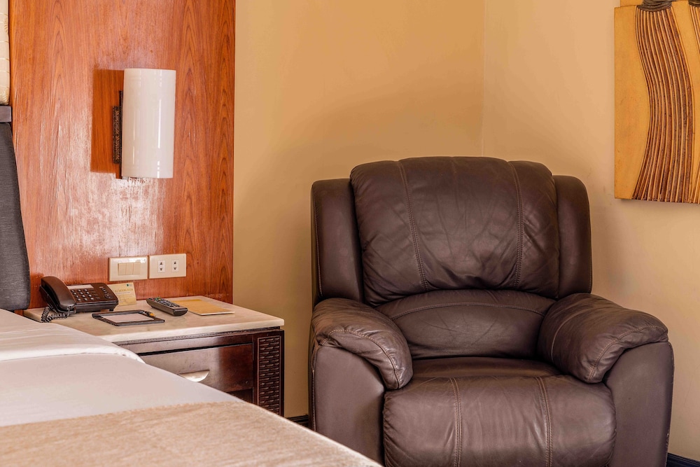 Premium Double or Twin Room, 1 Bedroom, Pool View photo 2