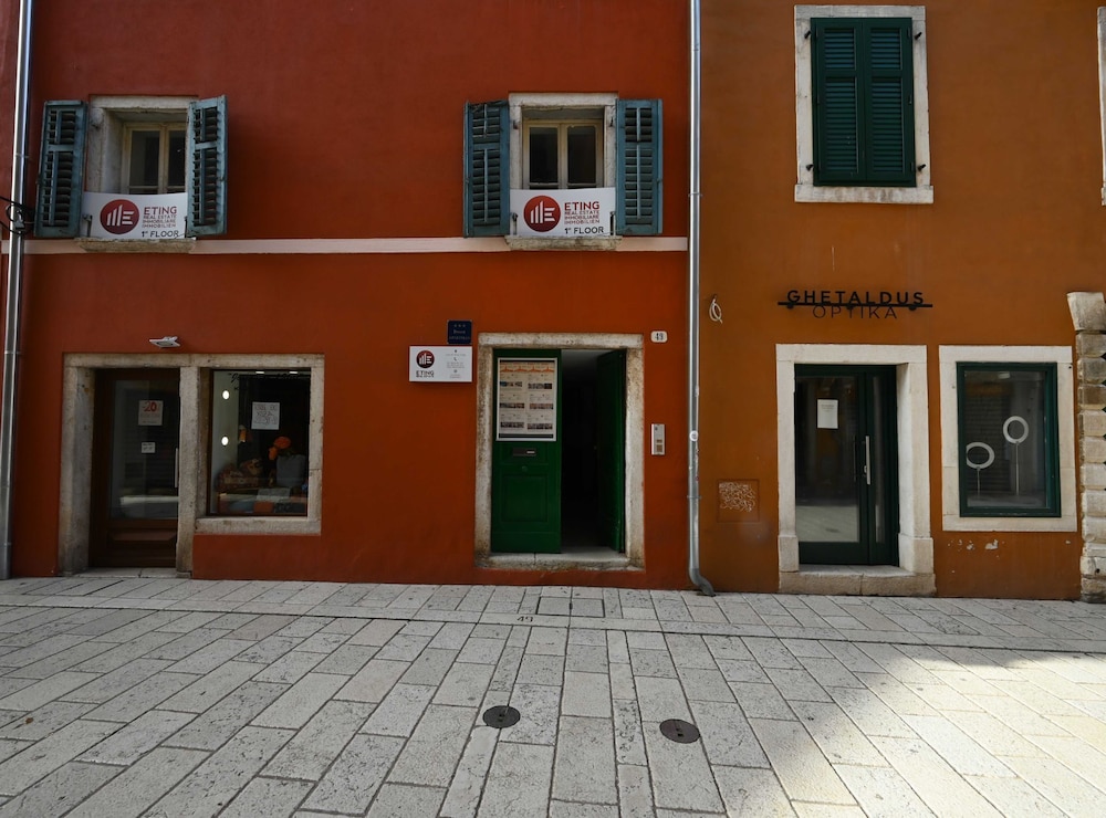 Studio (Studio Apartment)