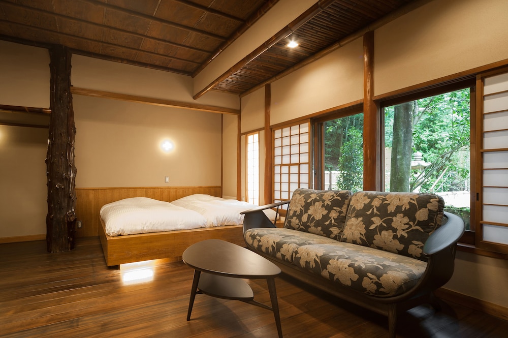 101 Basic Twin Room, 2 Twin Beds, Non Smoking with Toilet, Ground Floor
