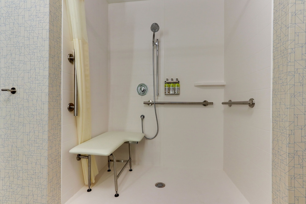 Suite, 1 King Bed, Accessible (Mobility, Accessible Tub) photo 3