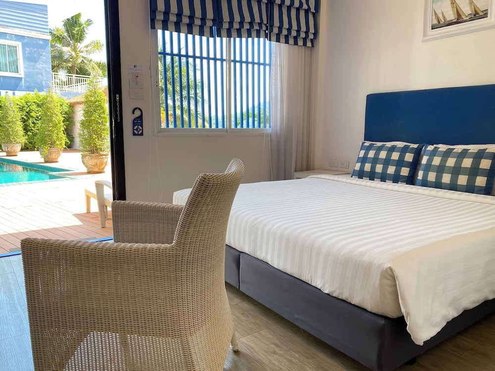 Deluxe Double Room, Poolside