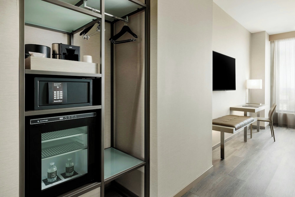 Room, 2 Queen Beds, City View (Hearing Accessible) photo 3
