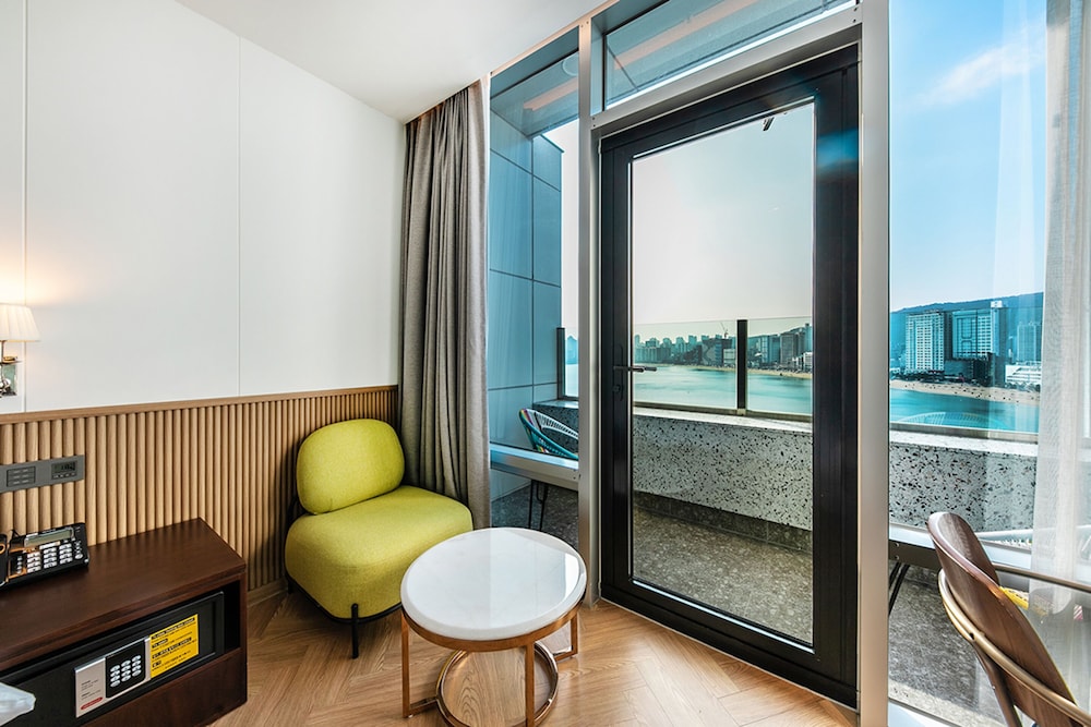 Valentine Suite Terrace Room--Breakfast Included,Starbucks Coffee Bean,OTT Available,15PM CI/13PM CO photo 2