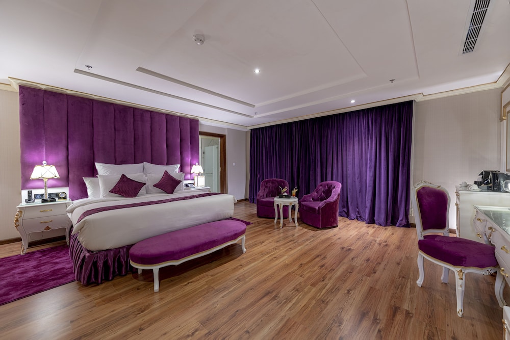 Deluxe Room thumbnail 6