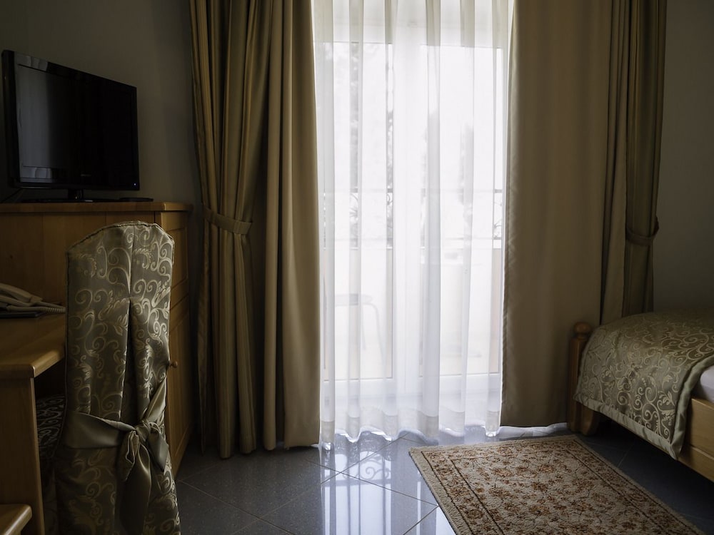 Standard Double Room, Park View - Photo 8