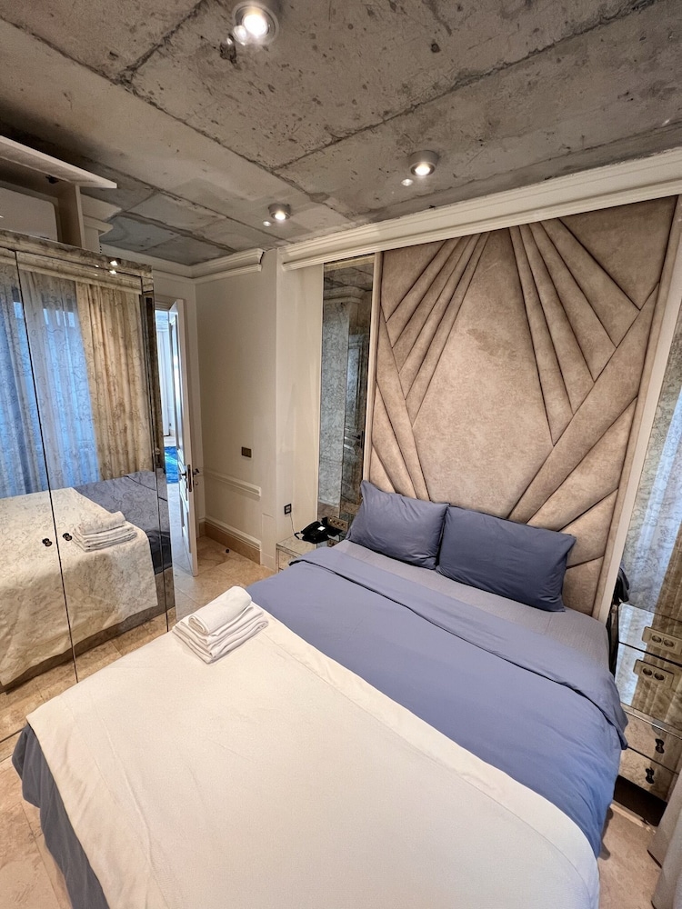 Signature Apartment photo 2