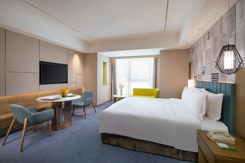 Standard Room, 1 King Bed (Higher Floors)