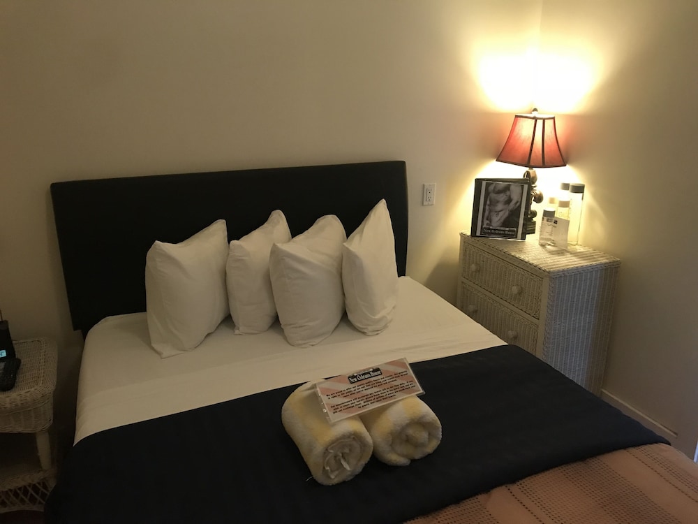 Economy Room, 1 Queen Bed, Shared Bathroom ( Room 11B / no window)
