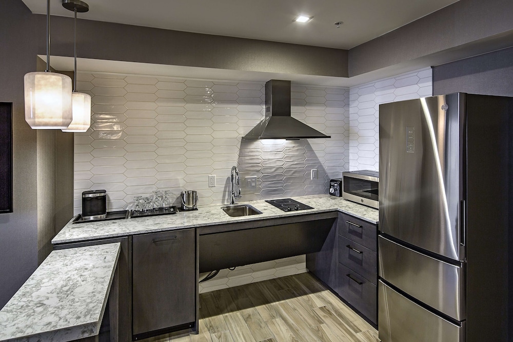 Suite, 1 King Bed, Kitchenette, Corner - Photo 6