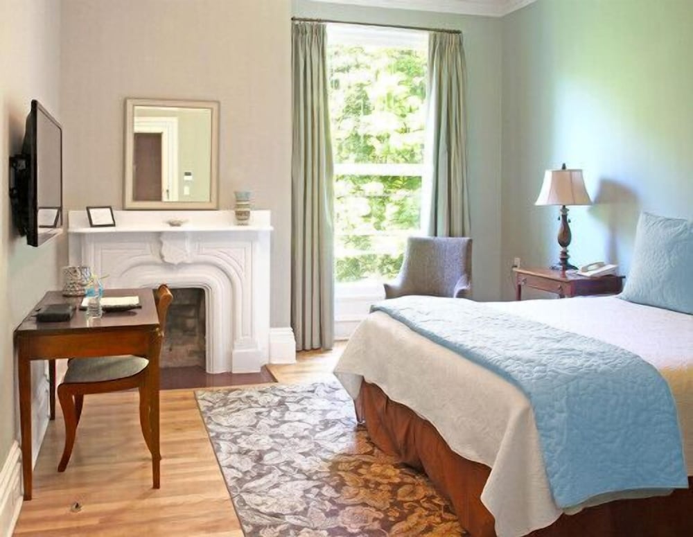 Queen Suite #5 photo 1