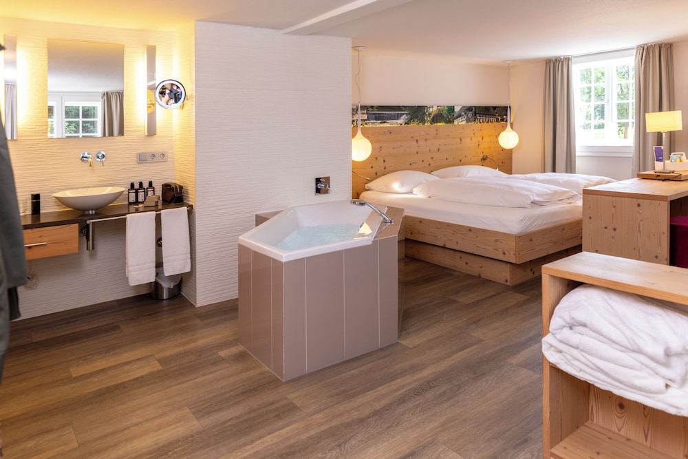 Traditional Suite, Hot Tub - Photo 9