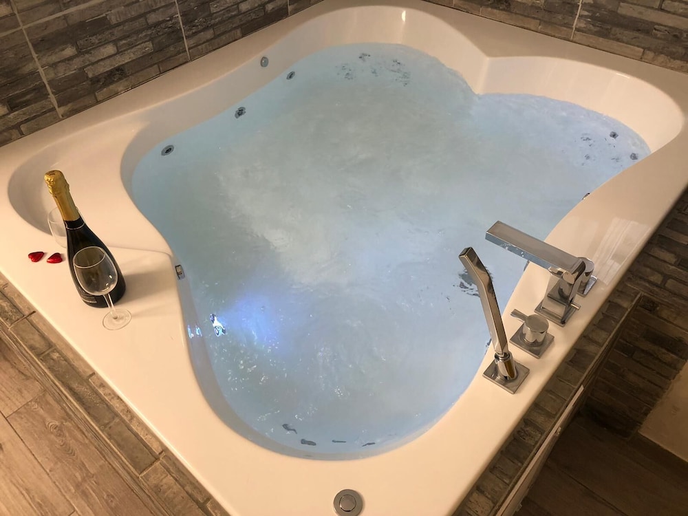 Luxury Suite, 1 Bedroom, 1 Living Room. Jetted Tub (Argaman) photo 1