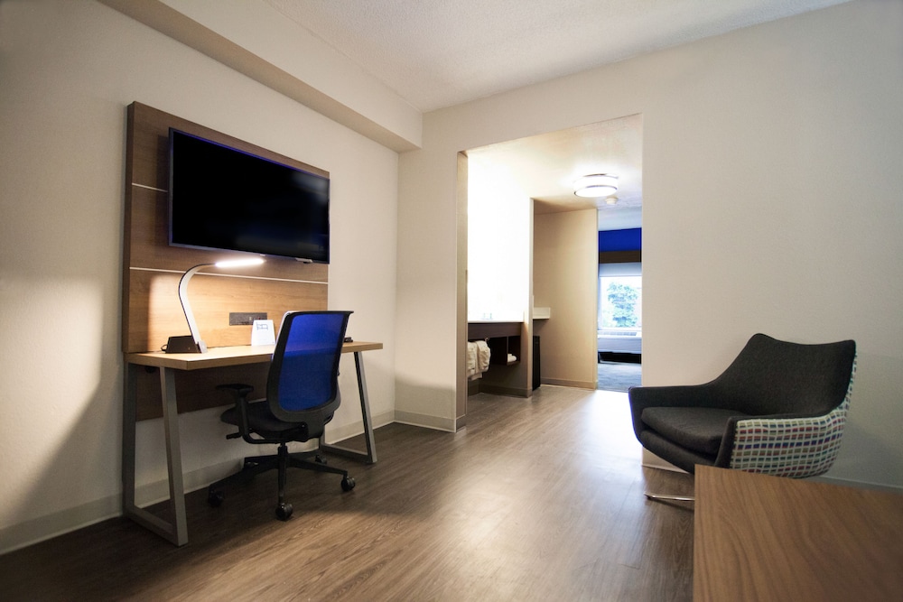 Suite, 1 Bedroom - Photo 1