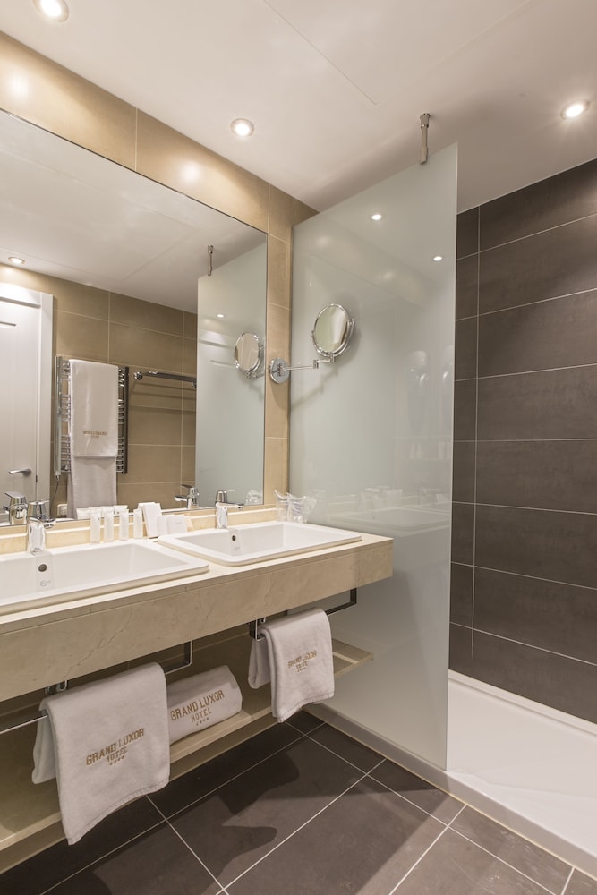 Deluxe Double Room thumbnail 6