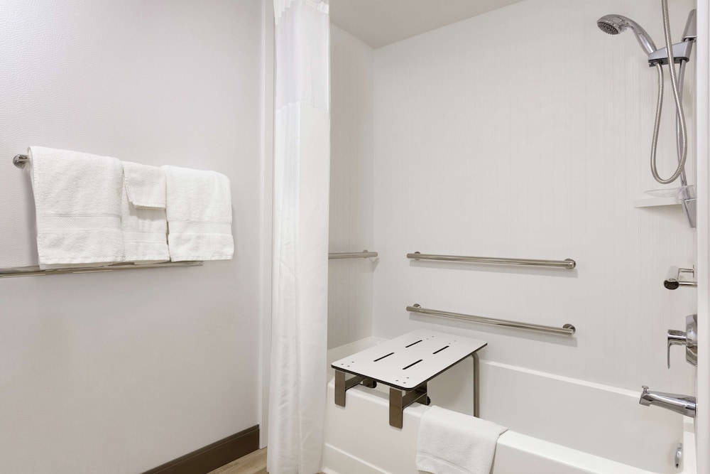 Room, 2 Queen Beds, Accessible, Non Smoking - Photo 3