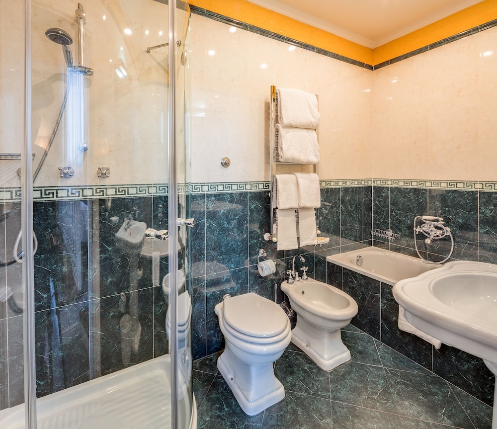 Superior Double Room thumbnail 5