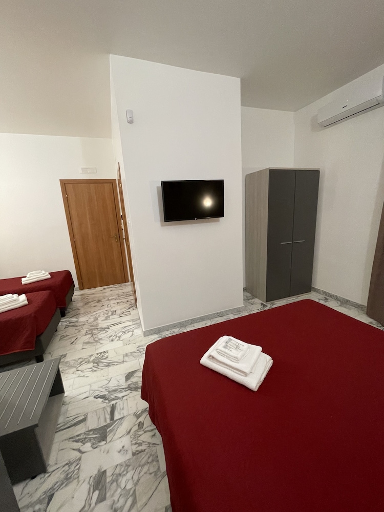Family Room, Multiple Beds, Ensuite, City View photo 3