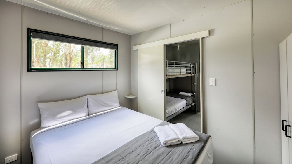 Family Cabin on the Lake, Queen Bed and Kids Bunks photo 1