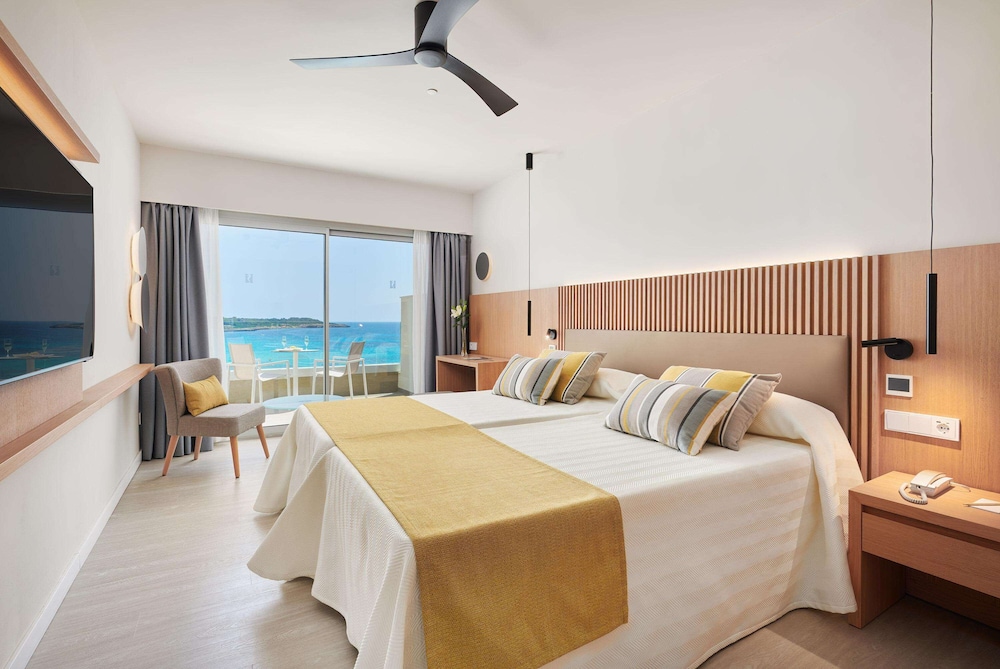Exclusive Double Room Single Use, Balcony, Sea View (Select) thumbnail 6