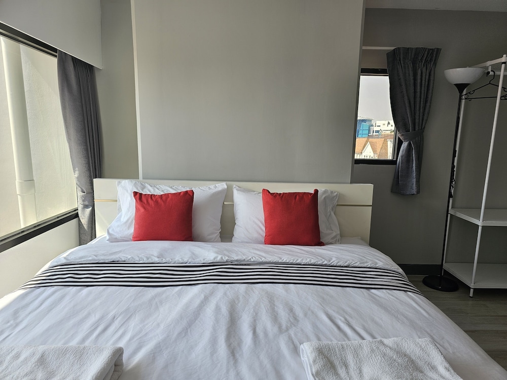 Deluxe Room, 1 King Bed with Sofa bed, Private Bathroom, City View photo 2