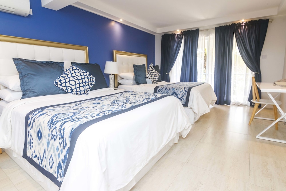 Room, 2 Queen Beds, Kitchenette, Pool View photo 1