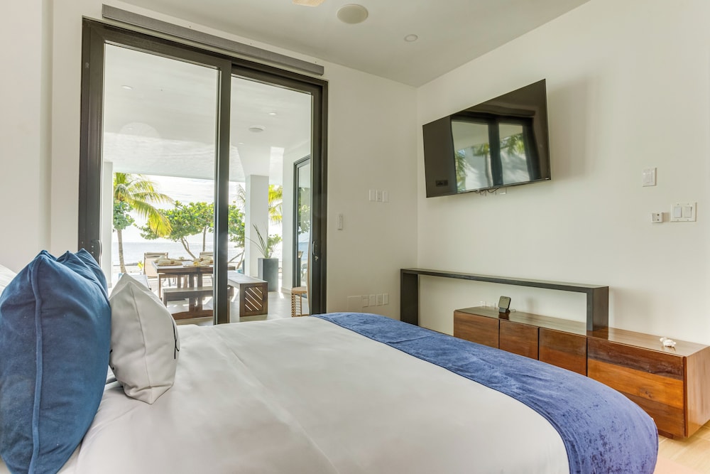 Majesty Villa Beachfront Suite (1 Room of 4), Sea View, Shared Kitchen/Living Room