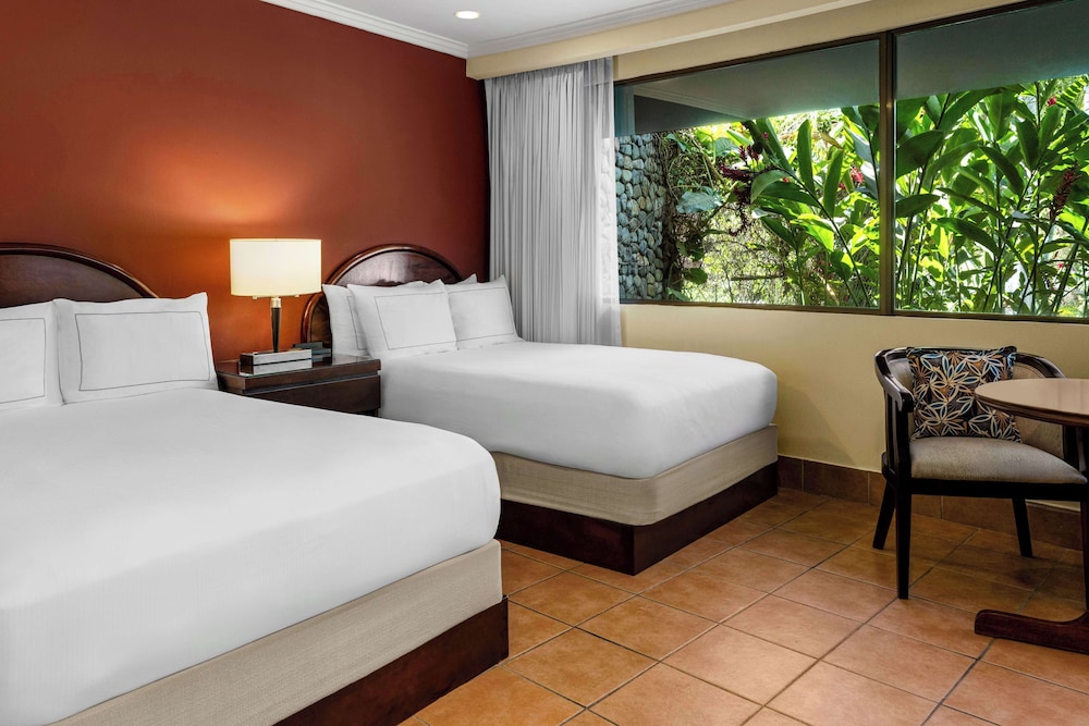 2 Bedrooms Master Suite, Business Lounge Access photo 2
