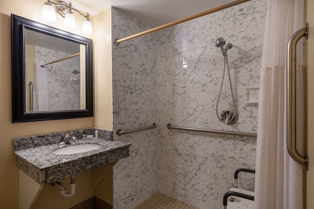 Room, 1 King Bed, Accessible, Non Smoking (Mobility, Bathtub w/Grab Bars) - Photo 4