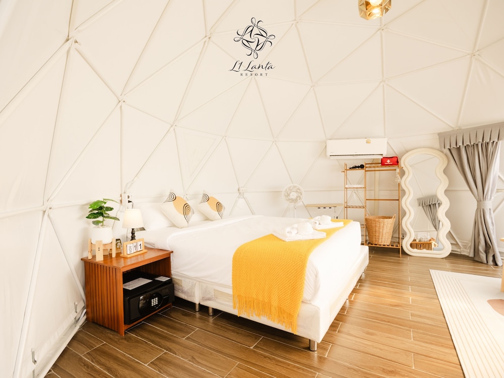 Deluxe Room, 1 King Bed, Balcony