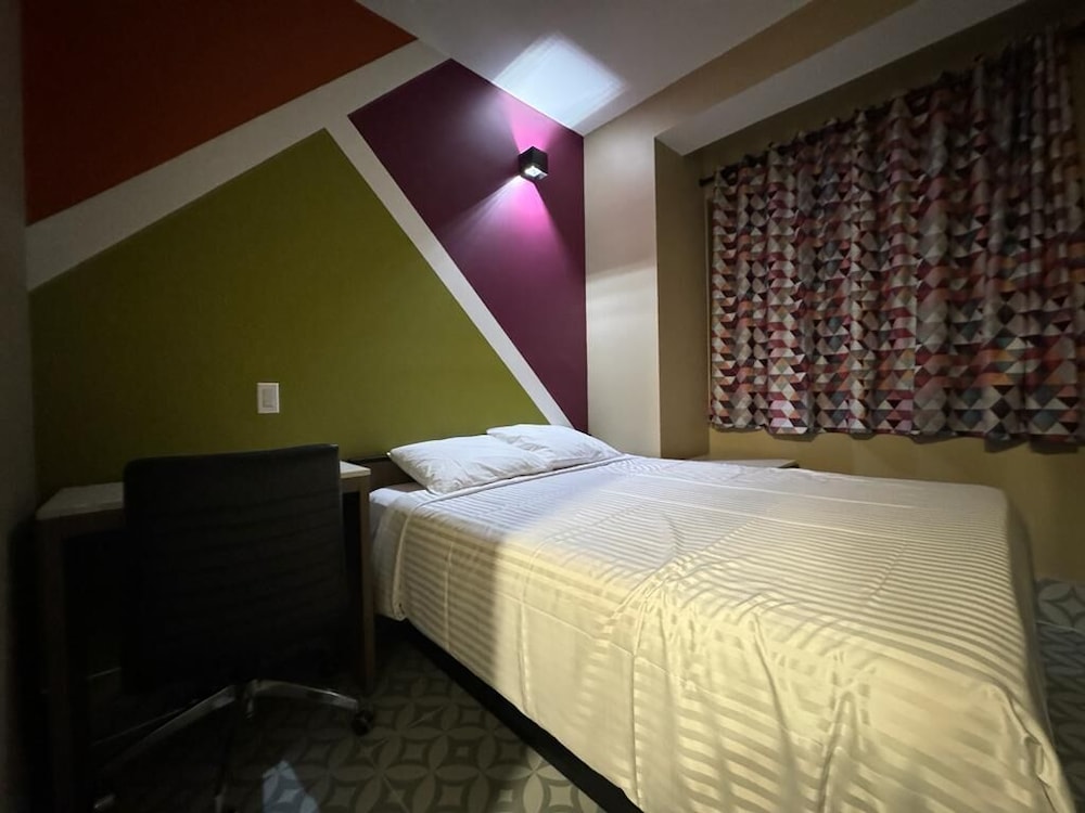 Economy Single Room, 1 Queen Bed, Non Smoking, Private Bathroom photo 3