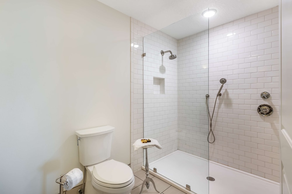 Suite, 1 King Bed, Non Smoking, Refrigerator & Microwave - Photo 11