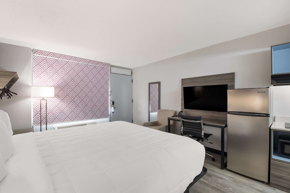 Suite, 1 King Bed, Non Smoking - Photo 3