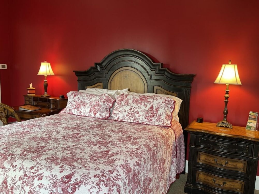 Deluxe Suite, Courtyard View