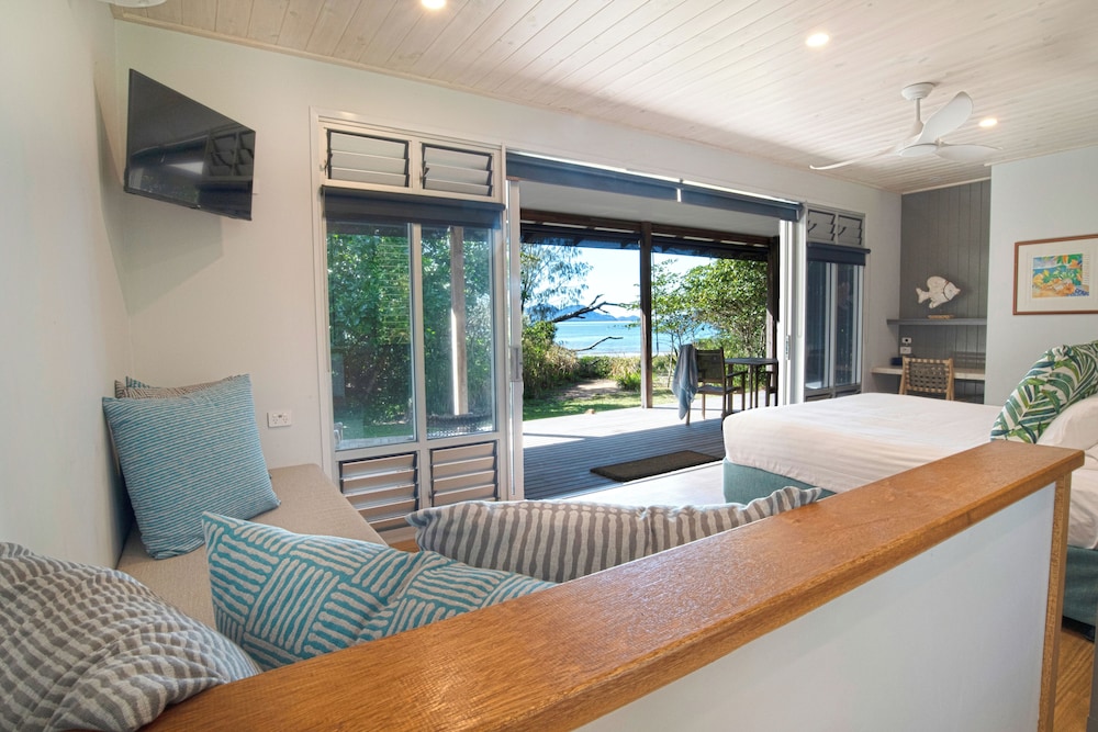 Deluxe Studio Suite, 1 King Bed, Beach View photo 3