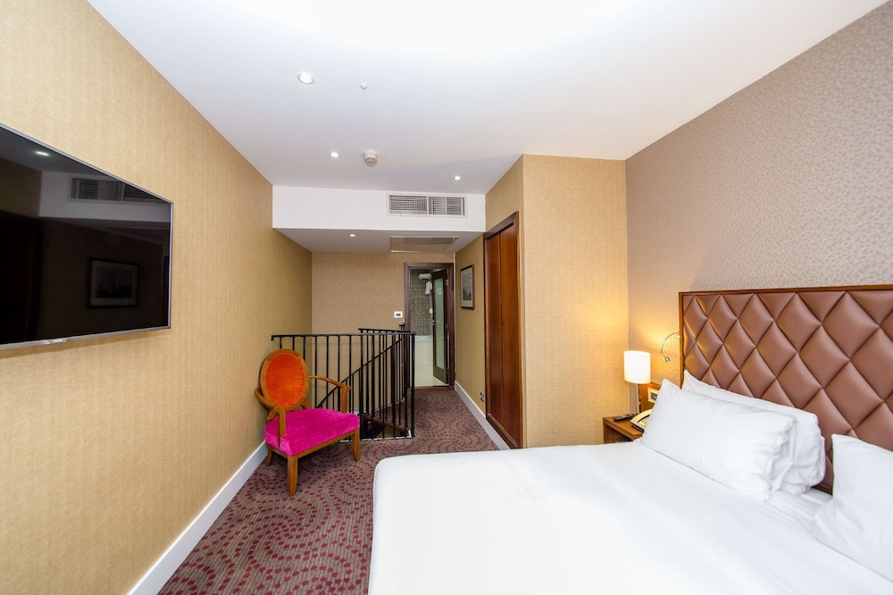 Junior Suite, 1 Queen Bed (Duplex, Living Room) thumbnail 6