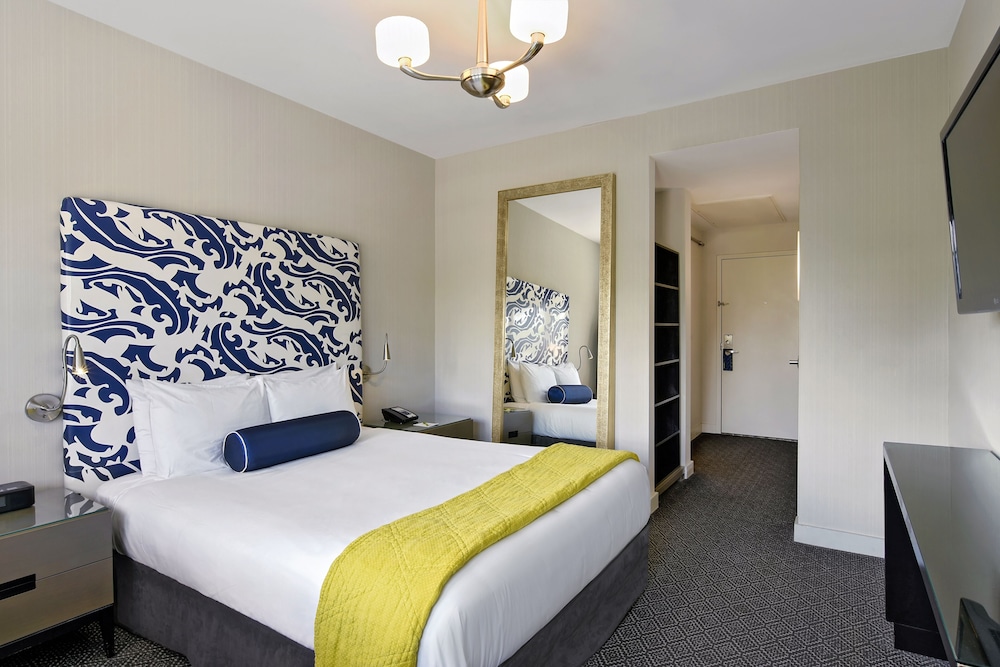 Premium Room, 1 King Bed - Photo 4