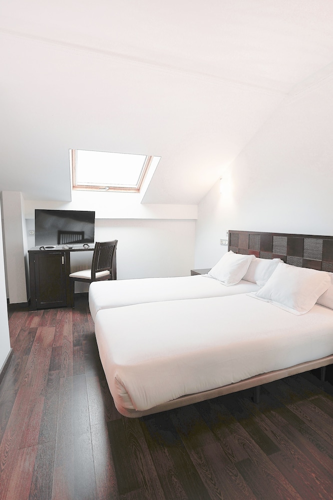 Standard Twin Room - Photo 1