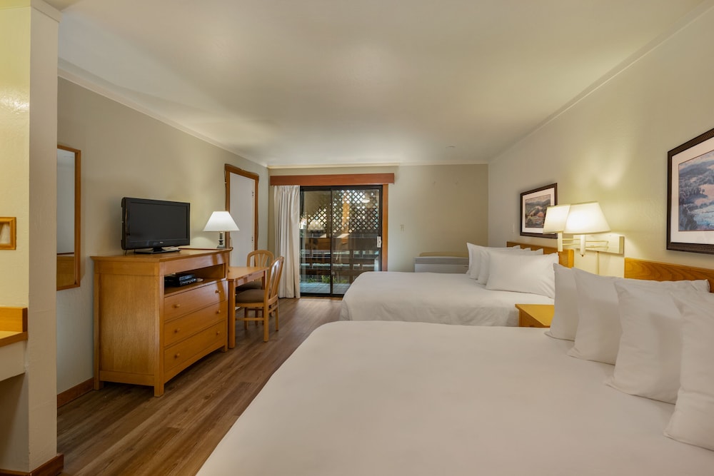 2 Queen Beds w/ Balcony (No View) (Ground Floor) photo 2