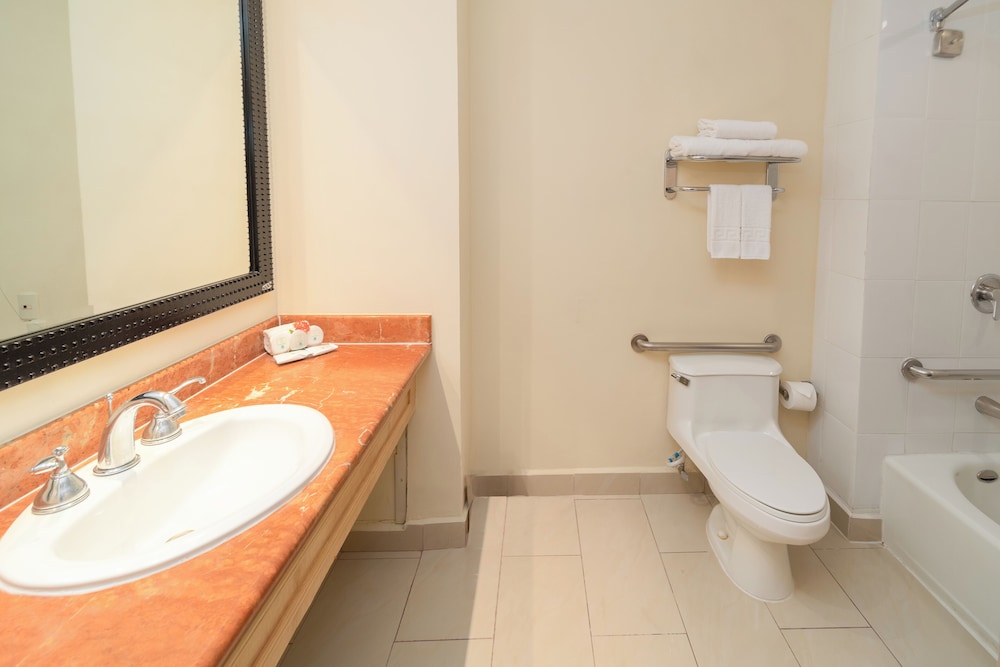 Standard Room, 2 Queen Beds, Non Smoking - Photo 7
