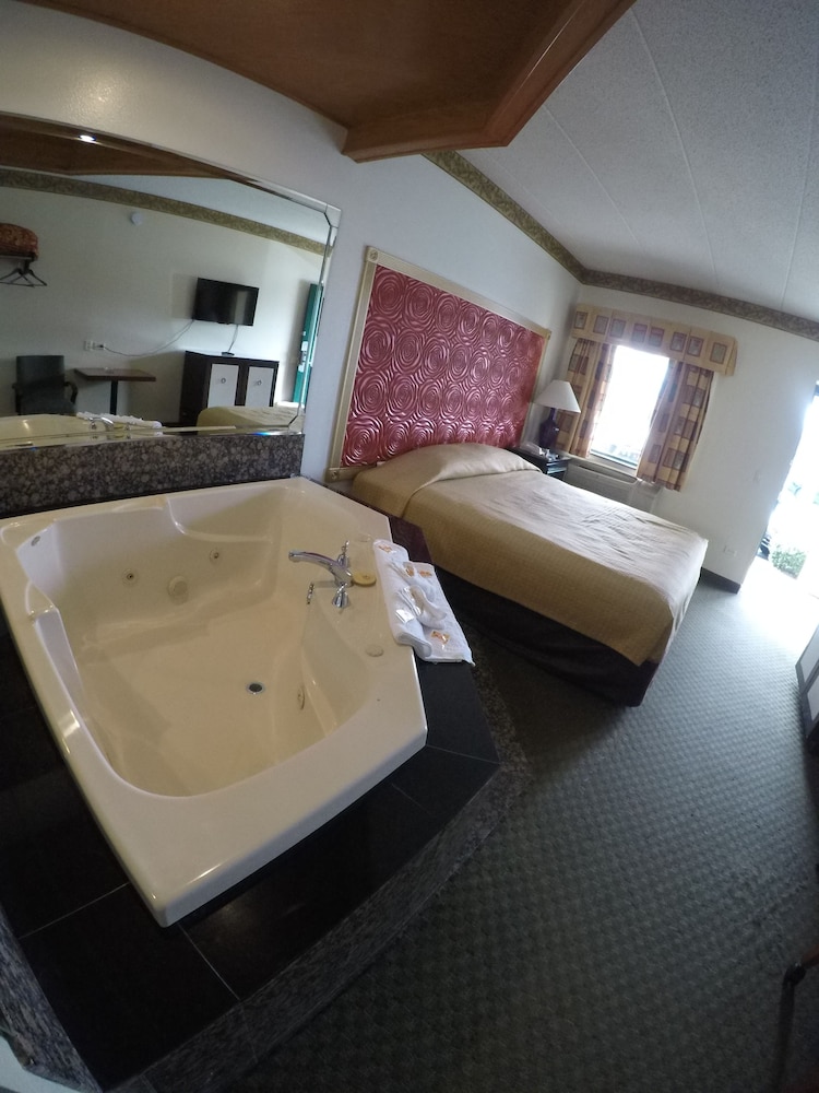 Suite, 1 Queen Bed, Jetted Tub photo 3