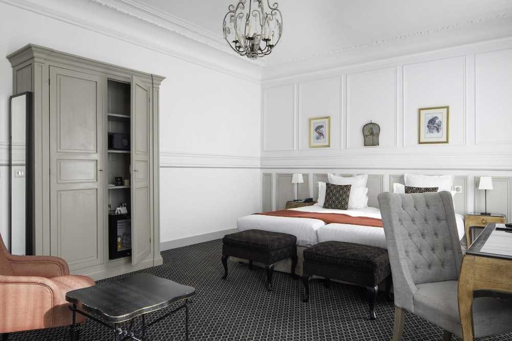 Privilege room with balcony-Complimentary soft minibar,courtesy tray,Chromecast-Snacks,digital press photo 3