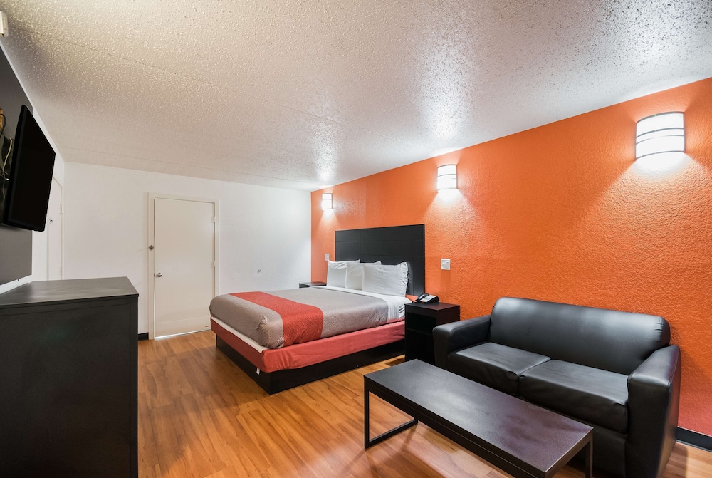 Deluxe Room, 1 King Bed, Non Smoking - Photo 6